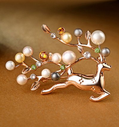 Brosa eleganta decorata cu perlute Gold Reindeer