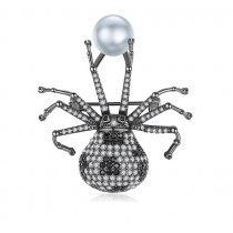 Brosa White Stilish Bug cu cristale cubic zirconia