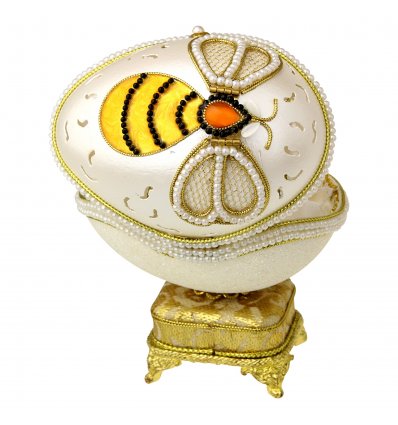 Caseta din coaja de ou pe cutiuta muzicala "Bee"