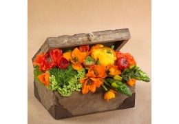 Aranjament floral in cufar de lemn