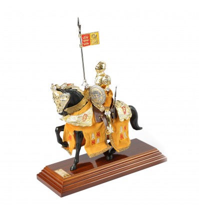 Cavaler medieval imbracat in catifea bej brodata cu fir auriu
