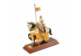 Cavaler medieval imbracat in catifea bej brodata cu fir auriu