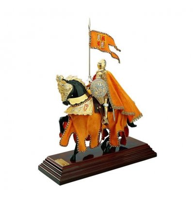 Cavaler medieval imbracat in catifea crem brodata cu fir auriu